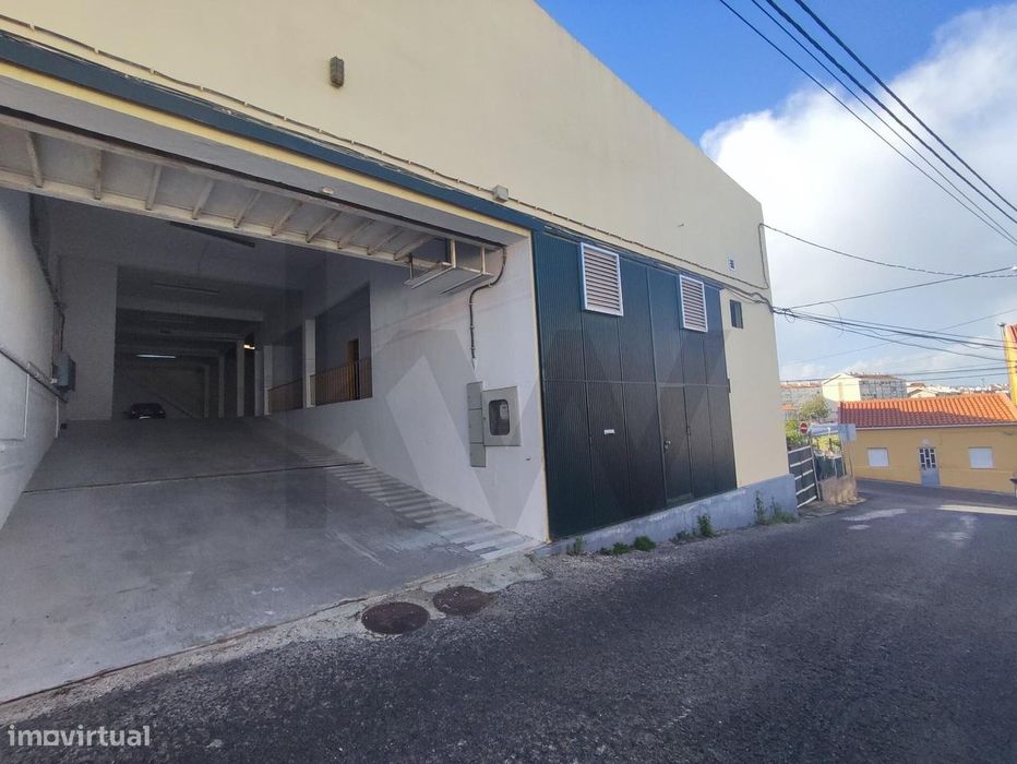 Armazém com área total de 950m2 e Pé direito de +/- 6m - Santa Iria de