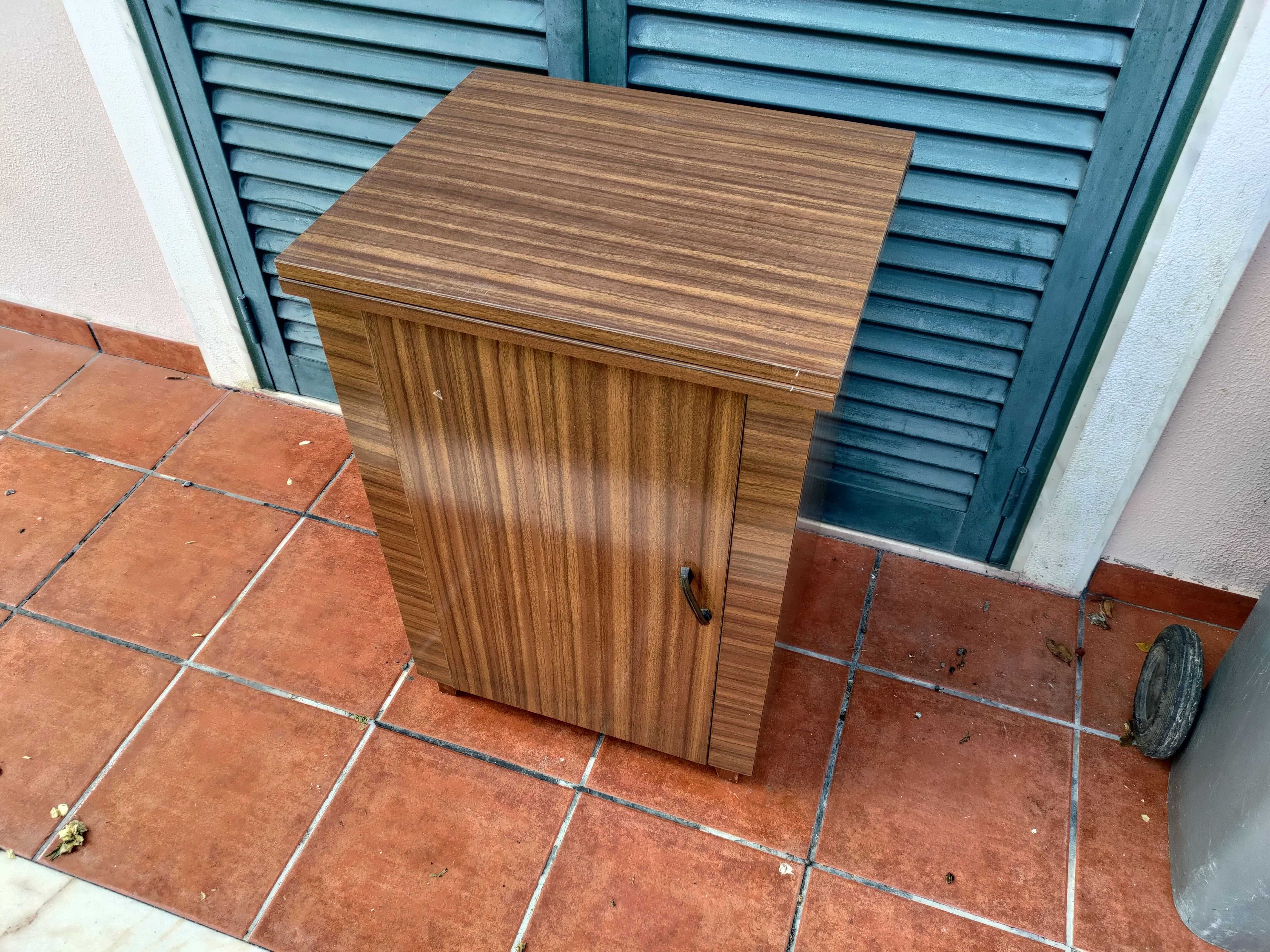 ANKER Máquina de Costura Antiga com Móvel (em Bom Estado)