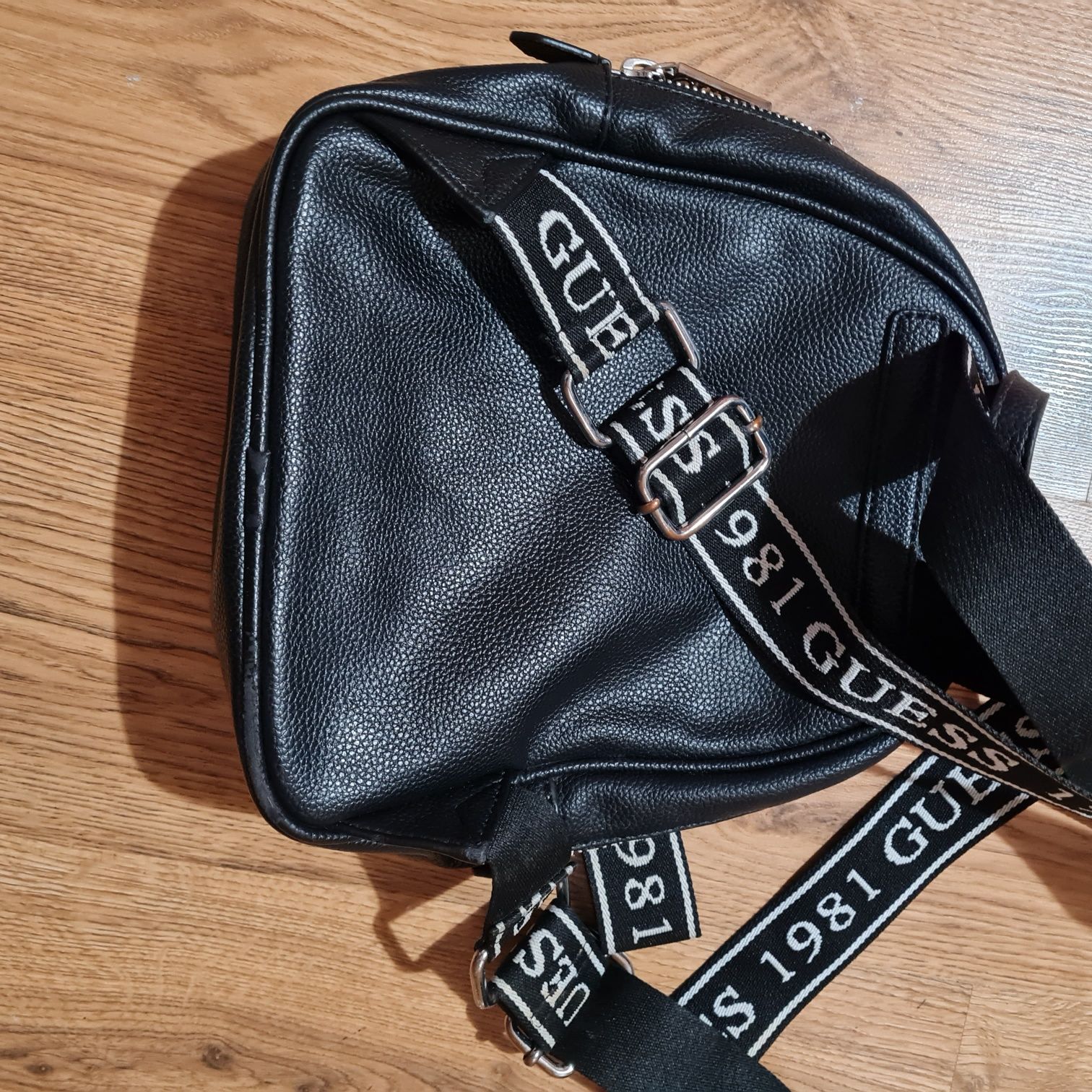 Guess czarny mały plecaczek plecak backpack logowany z napisem na rami