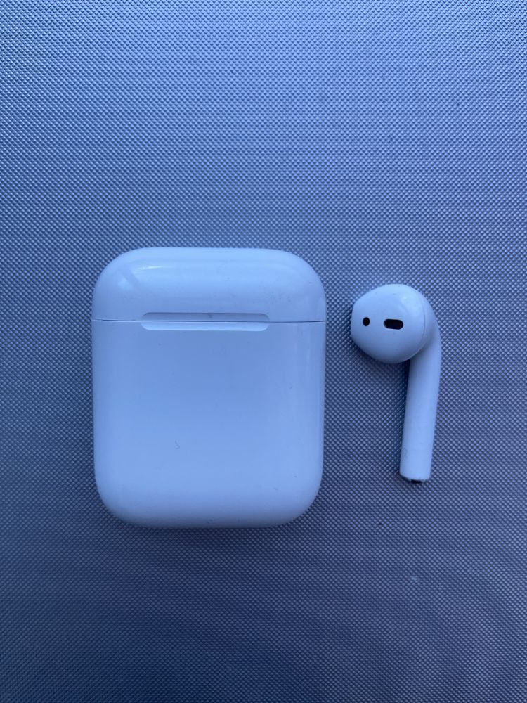 Продам кейс на airpods gen 1, оригінал!
