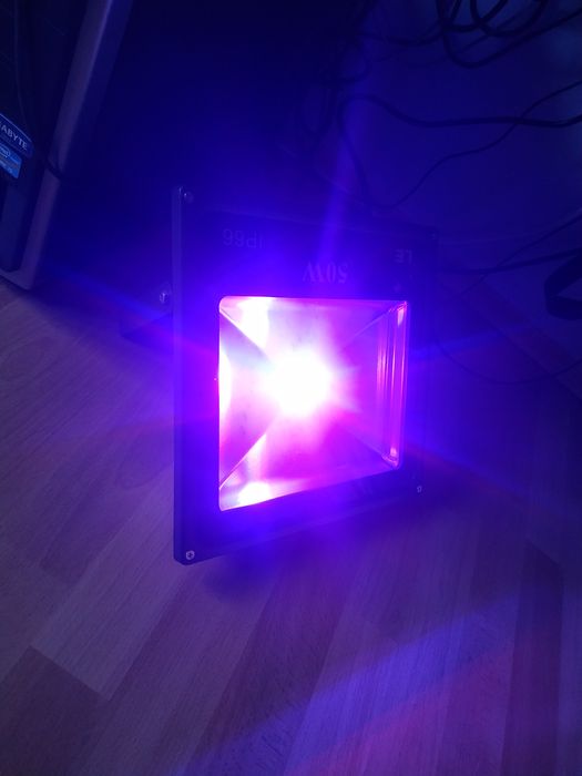 Kolorowa lampa LED RGB zewnętrzna 30W i 50W