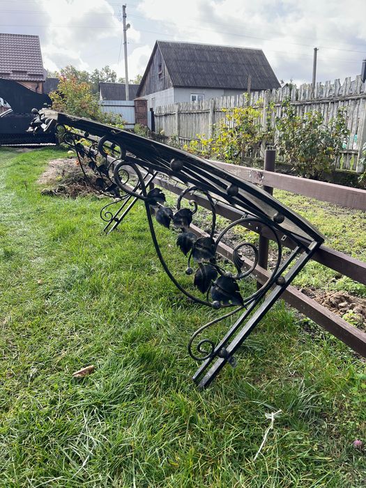 Дашок над вхідними дверями