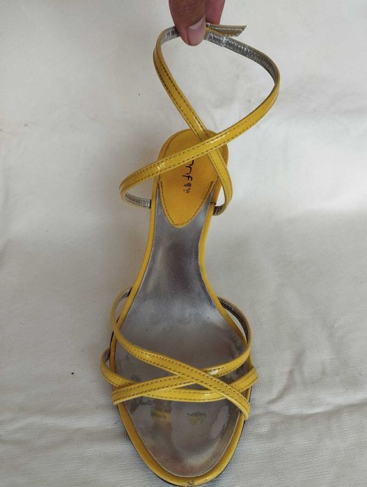 Sapatos amarelos da PROF