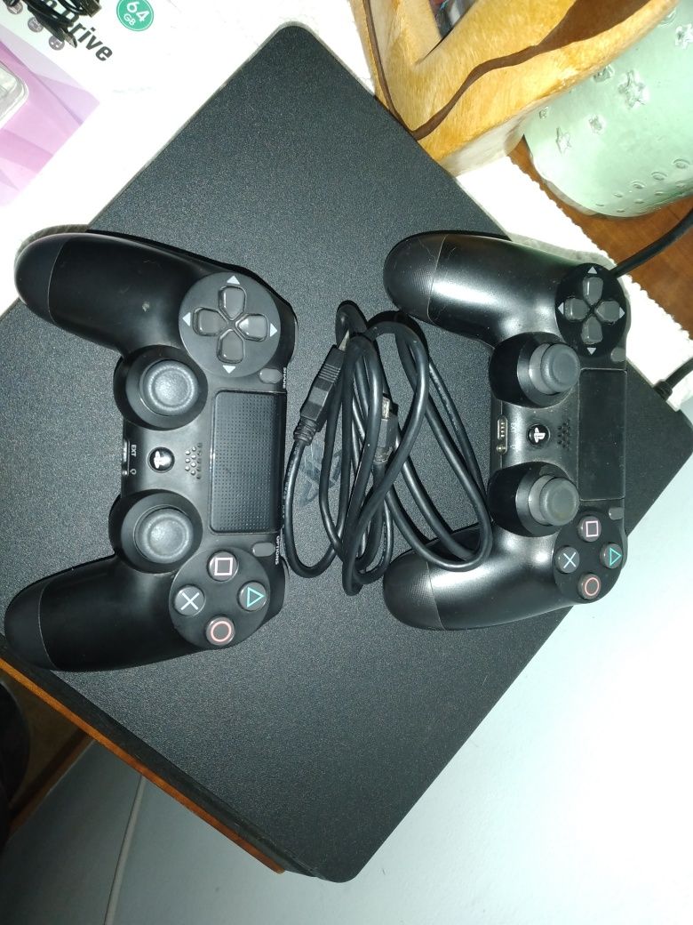 PS4 1TB + 1 Comandos + Jogo