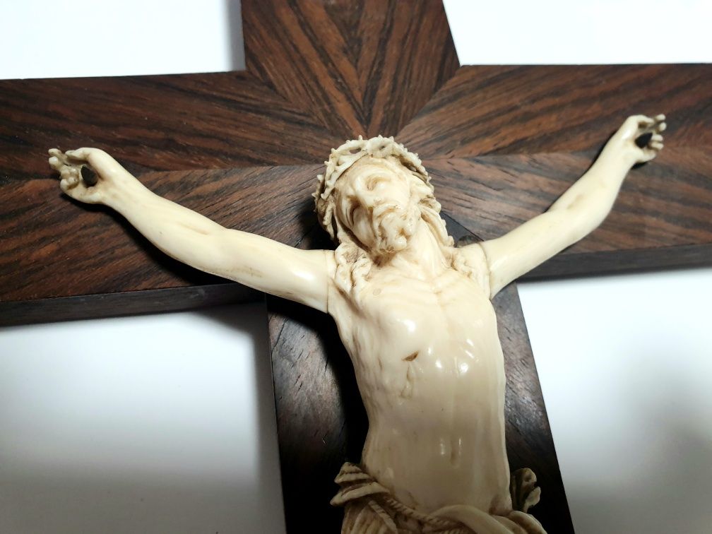 Maravilhoso antigo crucifixo - Pau Santo com precioso Cristo esculpido