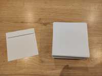 Białe kwadratowe koperty