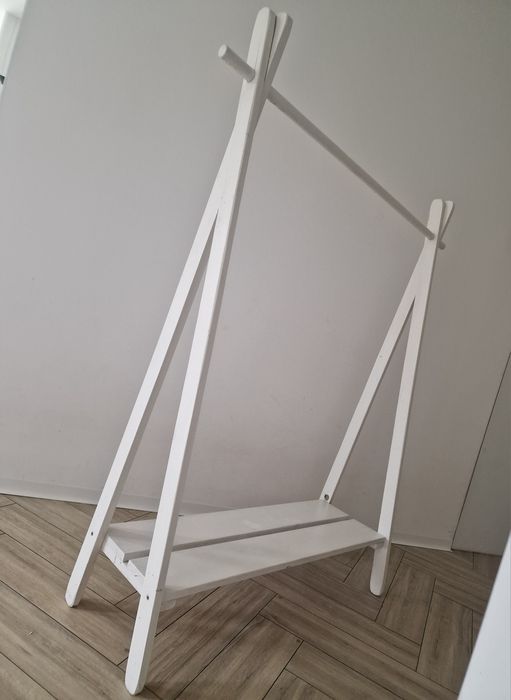 Stojak drewniany  biały na ubrania z półką na buty