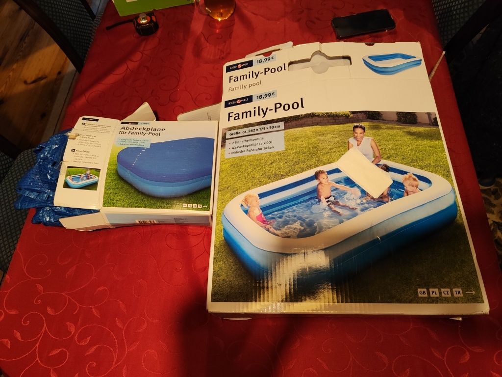 Basen i plandeka do basenu i pompka.