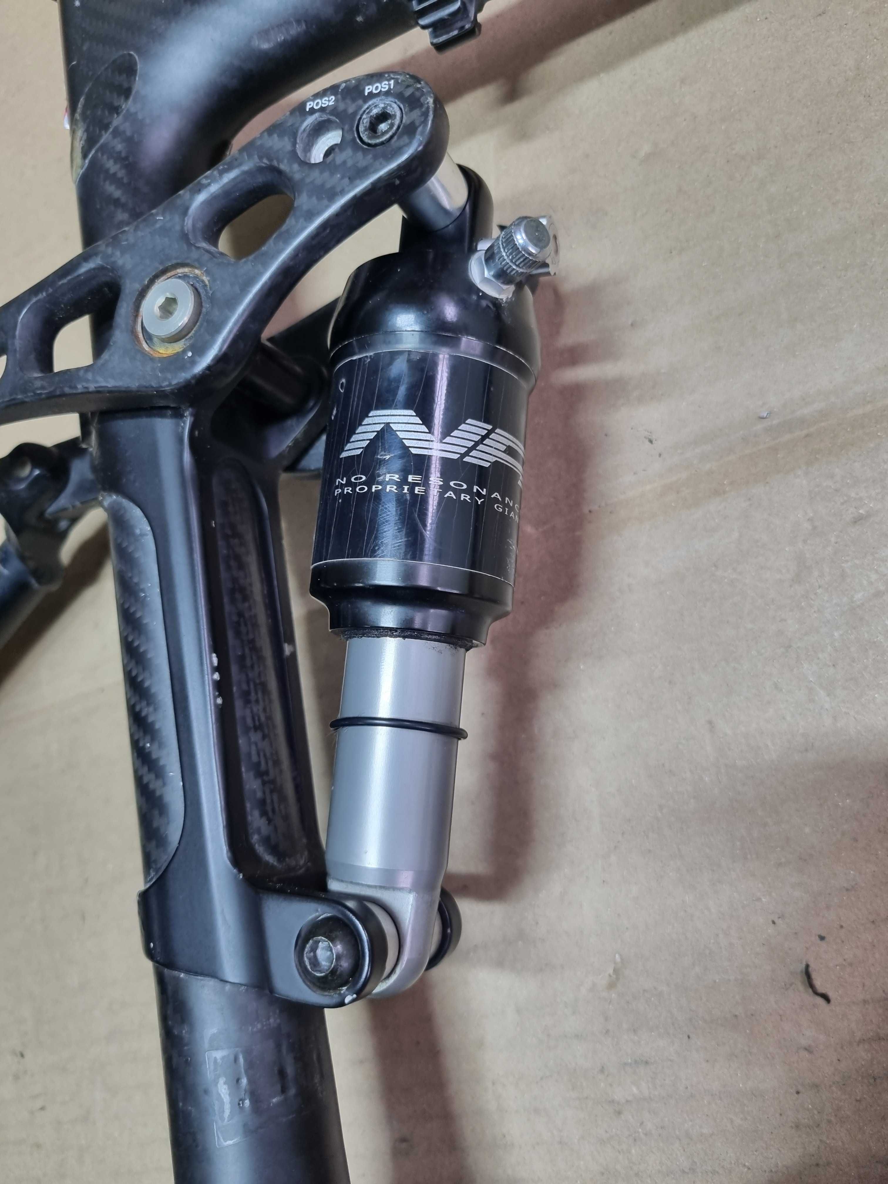 Rama typu full Giant NRS Carbon, pod 26