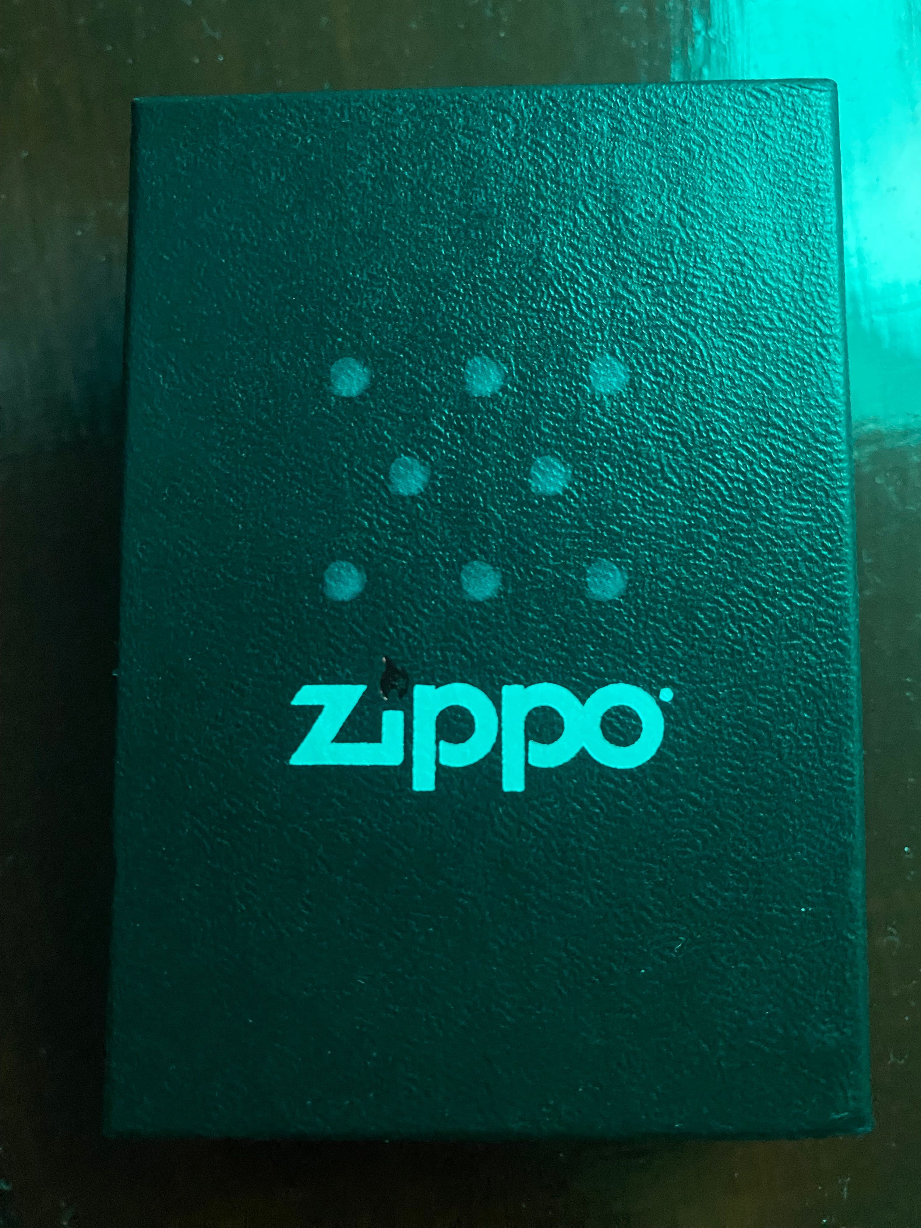 Zippo na caixa como novo. Nunca foi usado
