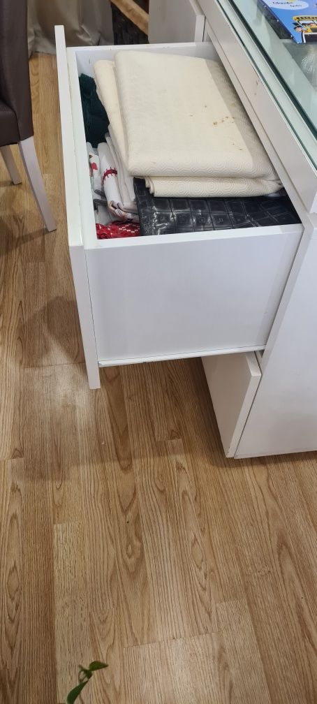 Móvel com gavetas branco