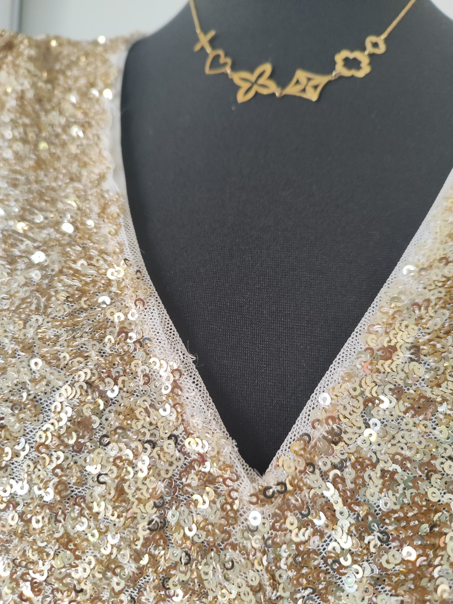 Sukienka elegancka złota w cekiny  mini bufki marszczona krótki rękaw