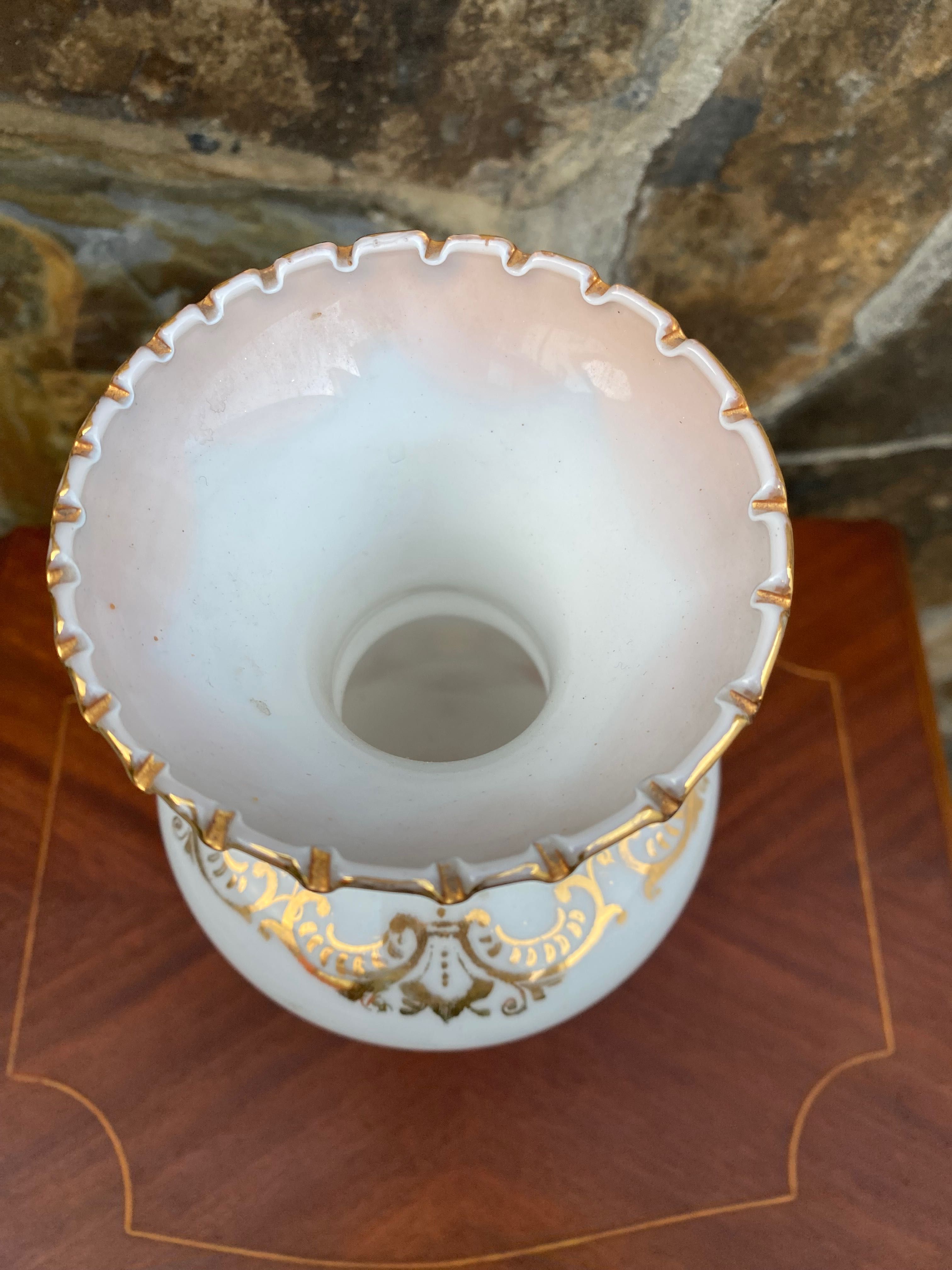 Jarra em Vidro Doublé com Camafeus 33 cm Antiga