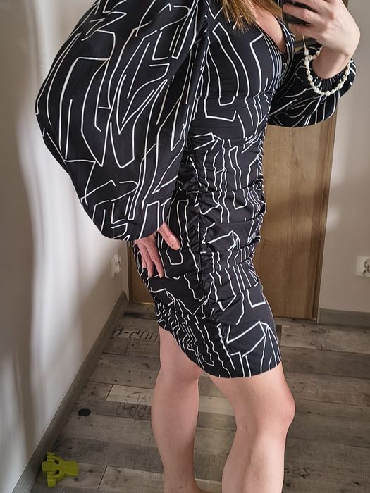 Czarna sukienka z bufiastymi rękawami Bodyflirt