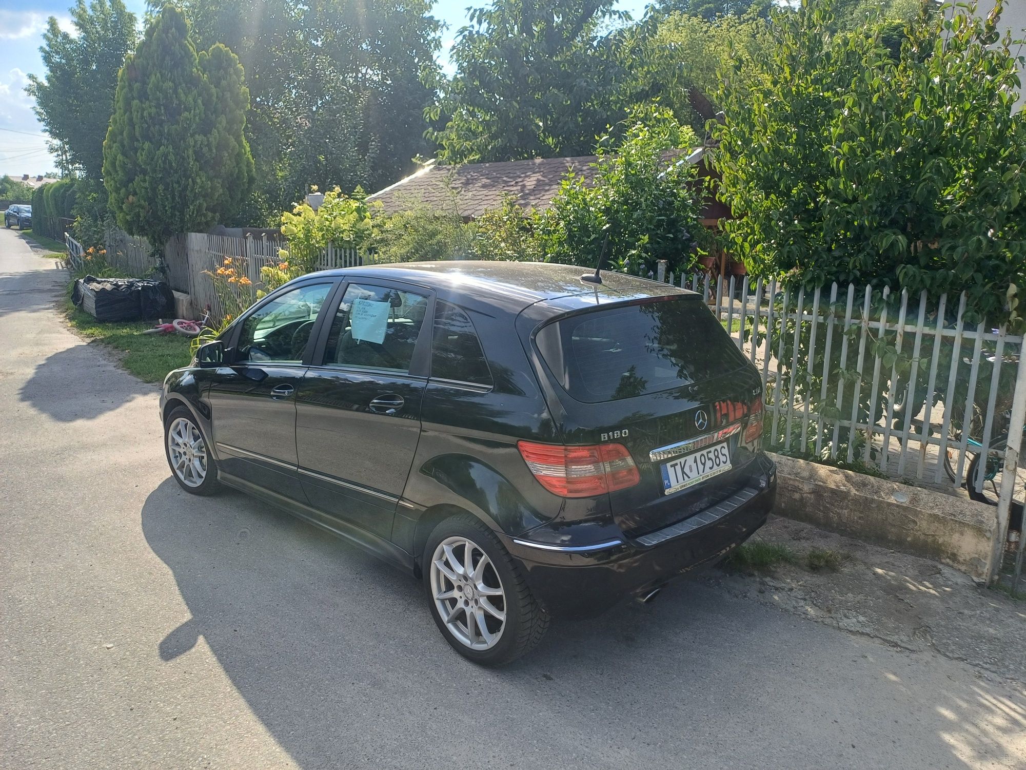 Mercedes-Benz  B180.