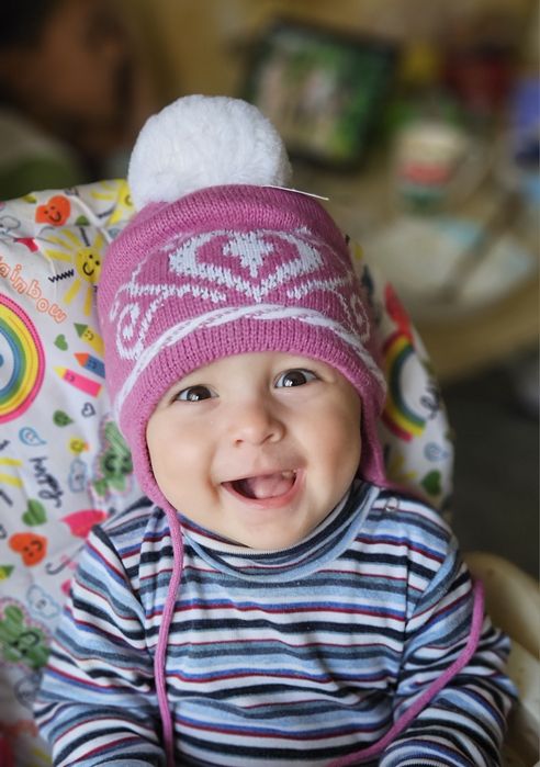 Нова шапка на дівчинку