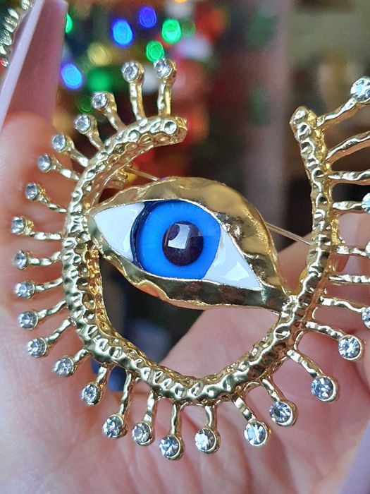 Broche pregadeira alfinete surrealista olho azul dourado