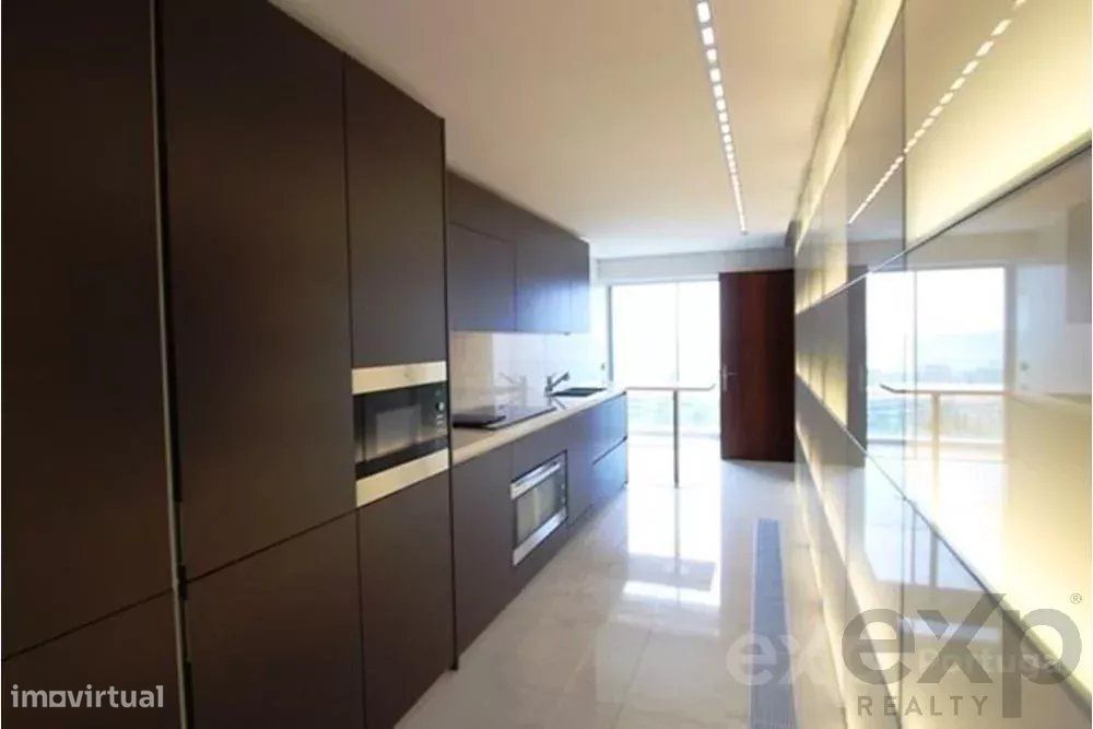 Fantástico apartamento T4 no edifício Sky Restelo