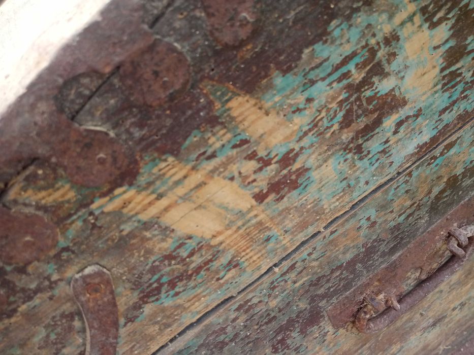 Antyk Stary kufer z metalowymi okuciami