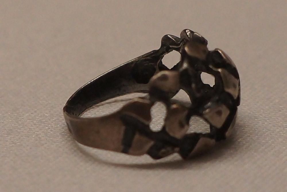 Srebrny pierścionek ażurowy