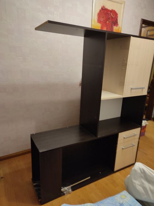 Стіл з поличками