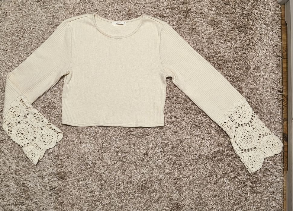 Sweter z dekoracyjnym haftem. Reserved