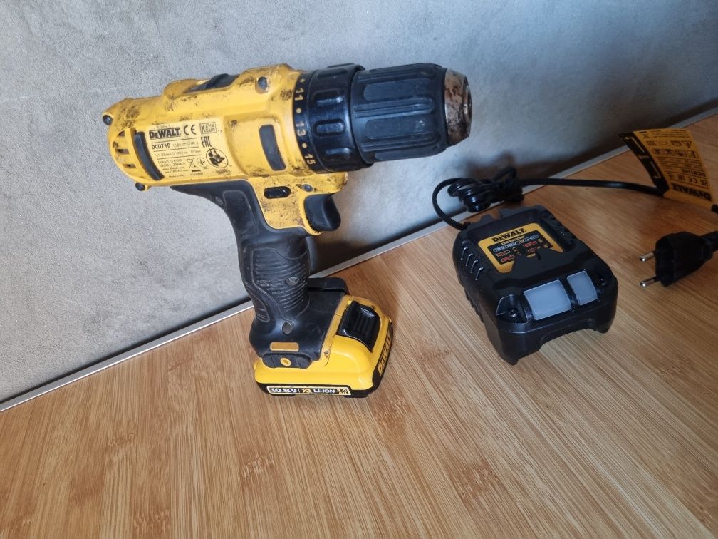 Дрель-шуруповерт аккумуляторная DeWALT DCD710