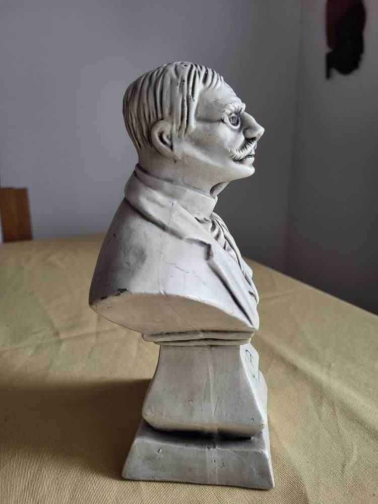 Busto Eça de Queiróz