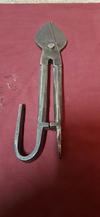 Antiga e grande tesoura de cortar chapa