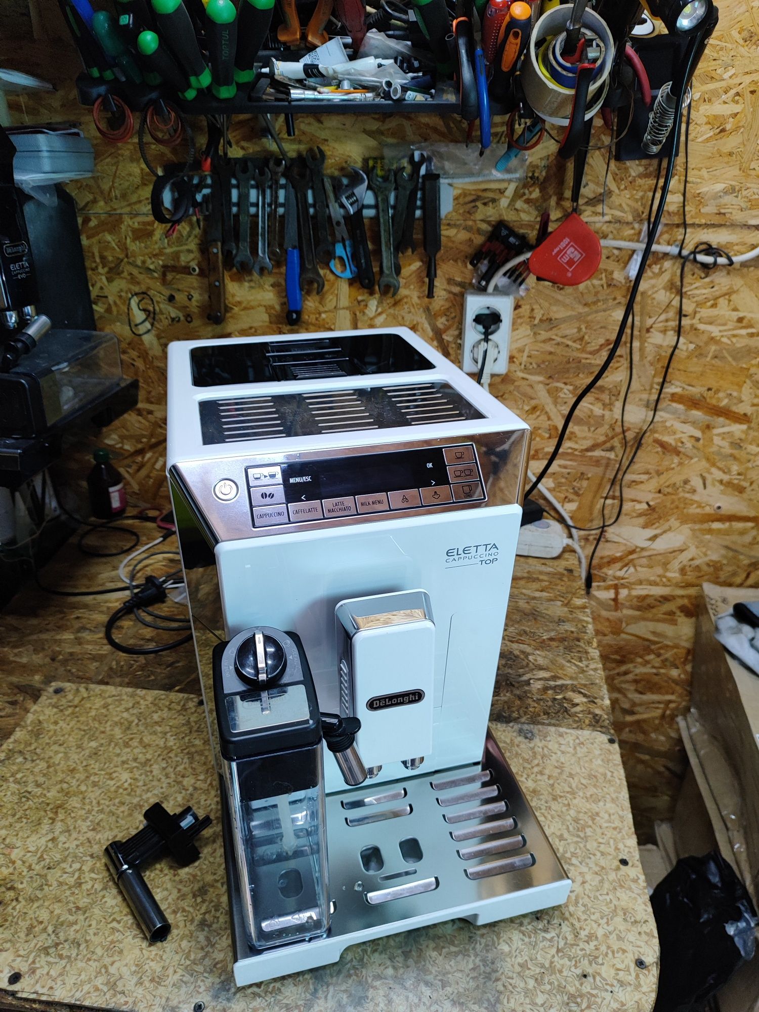 Кофемашина, кавоварка Delonghi Eletta Cappuccino Top
