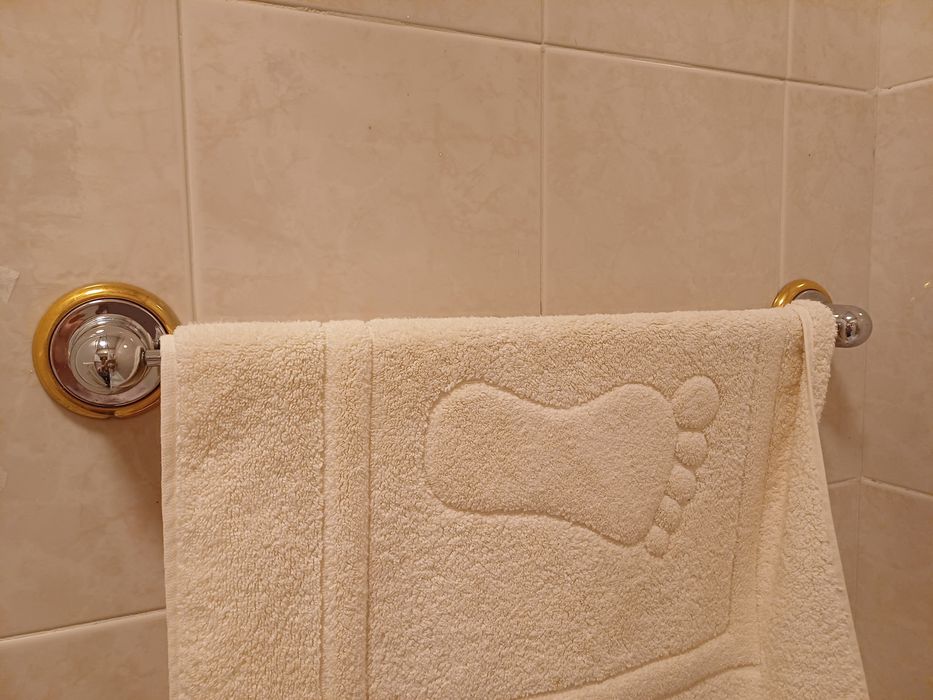 Toalheiros e porta rolos de casa de banho