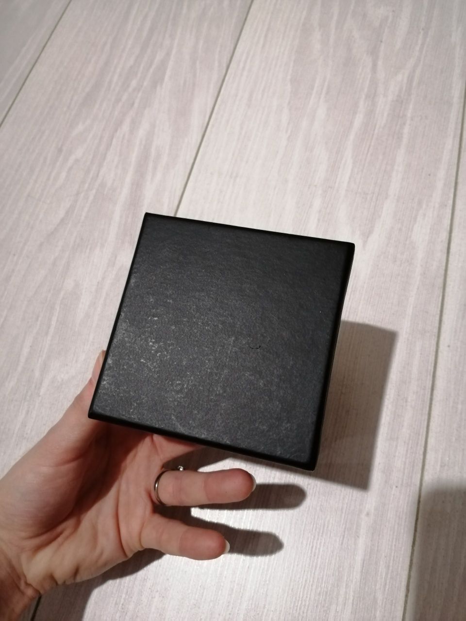 Pudełko Oriflame na biżuterię (wymiary: ok. 9,5 x 9,5 x 5,5 cm)