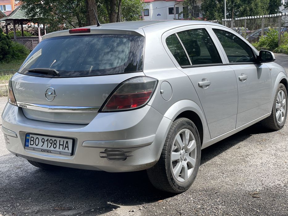 Opel astra 2011 рік автомат 1,6