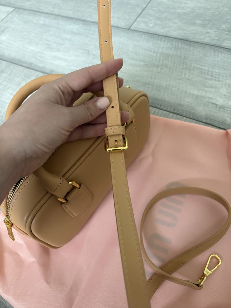 Сумка MiuMiu бежевого кольору