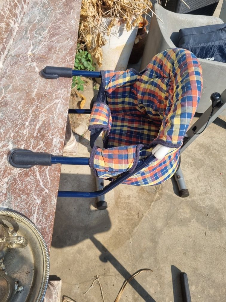 Cama de viagem e cadeira