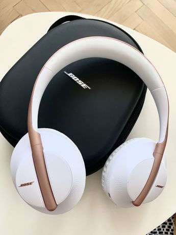 Białe słuchawki bezprzewodowe na wzór Bose NC 700HP z Chin