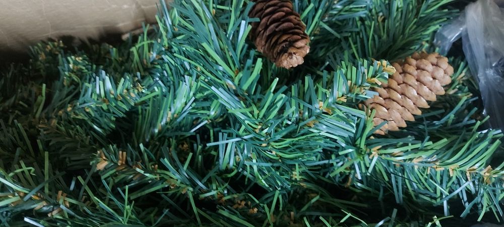 Vendo árvore de natal com 1.80 cm de altura Com pinhas