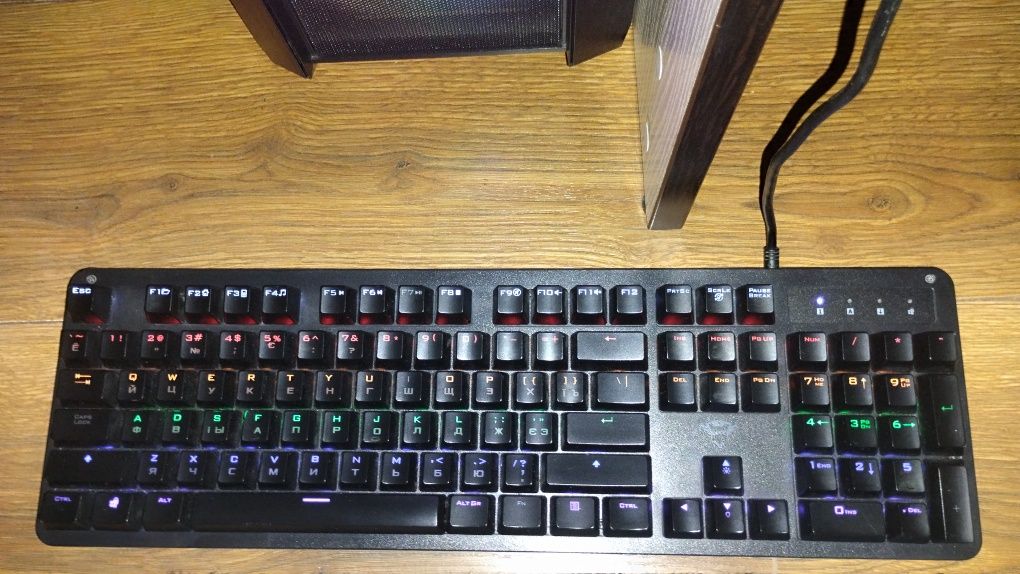 Игровая механическая клавиатура с подсветкой Trust GXT 863