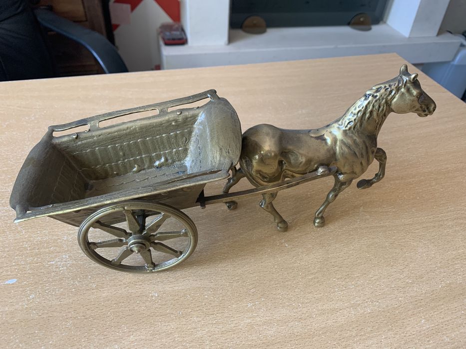 Carroça com cavalo em latão para decoração