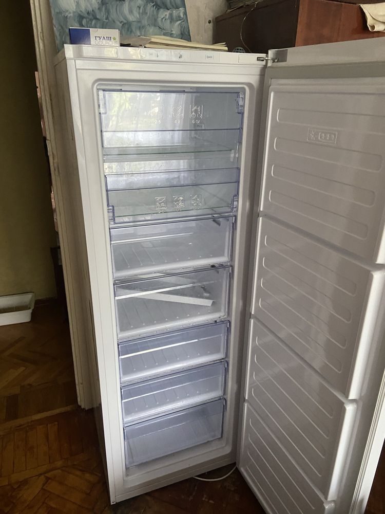Морозильна камера Beko rfnk290t21w
