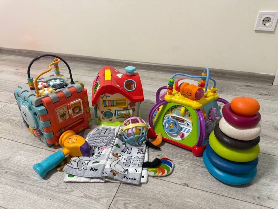 Дитячі розвиваючі іграшки та сортери