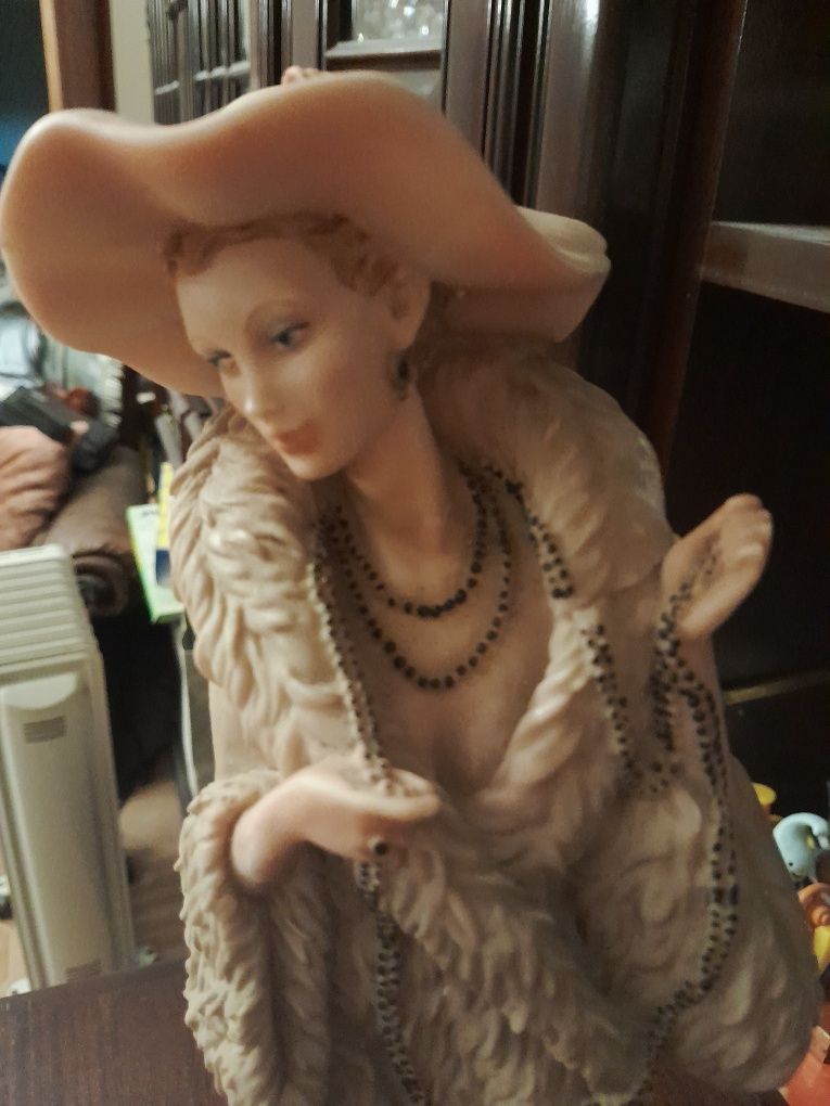 Estatueta em marfinite com base em madeira