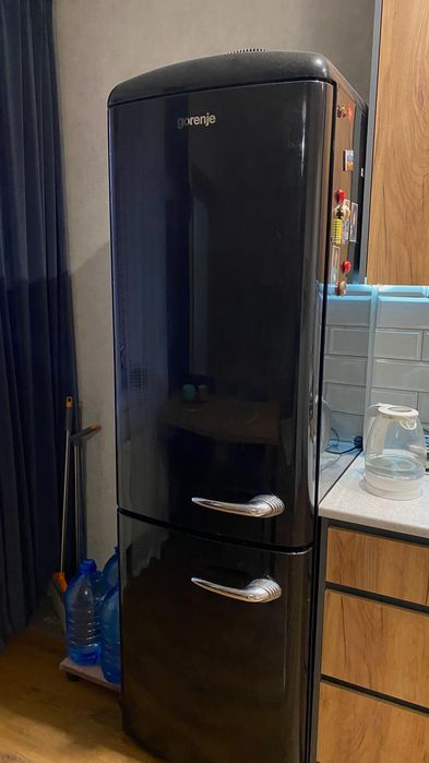 Холодильник чорний