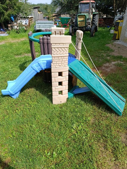 Zamek, plac zabaw, zjeżdżalnia