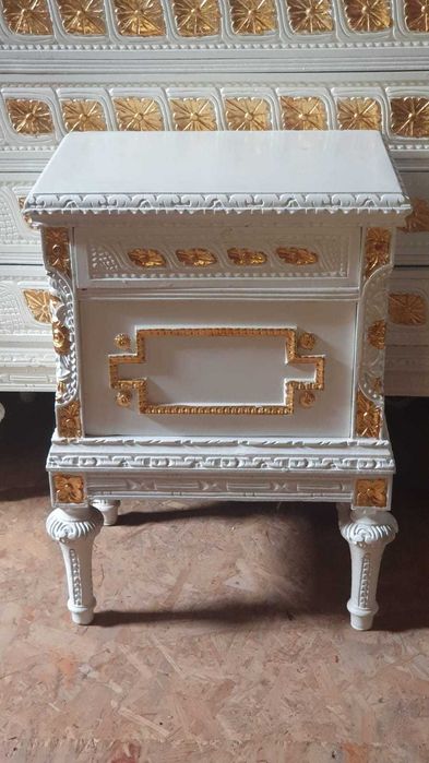 Barokowe białe szafki nocne ze złotymi zdobieniami - zestaw 2 sztuki