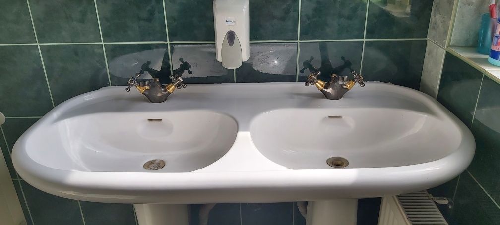 Podwójna umywalka z bateriami, solidna