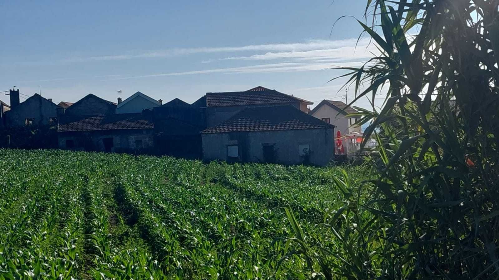 Terreno para construção junto ao mar com 2 casas para restauro