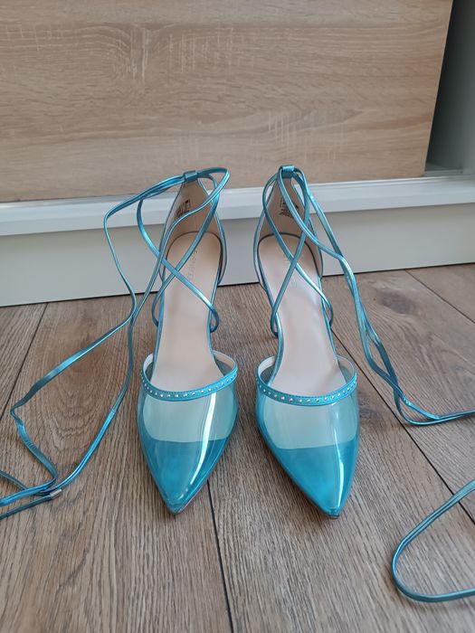 Błękitne szpilki ze sznurkiem