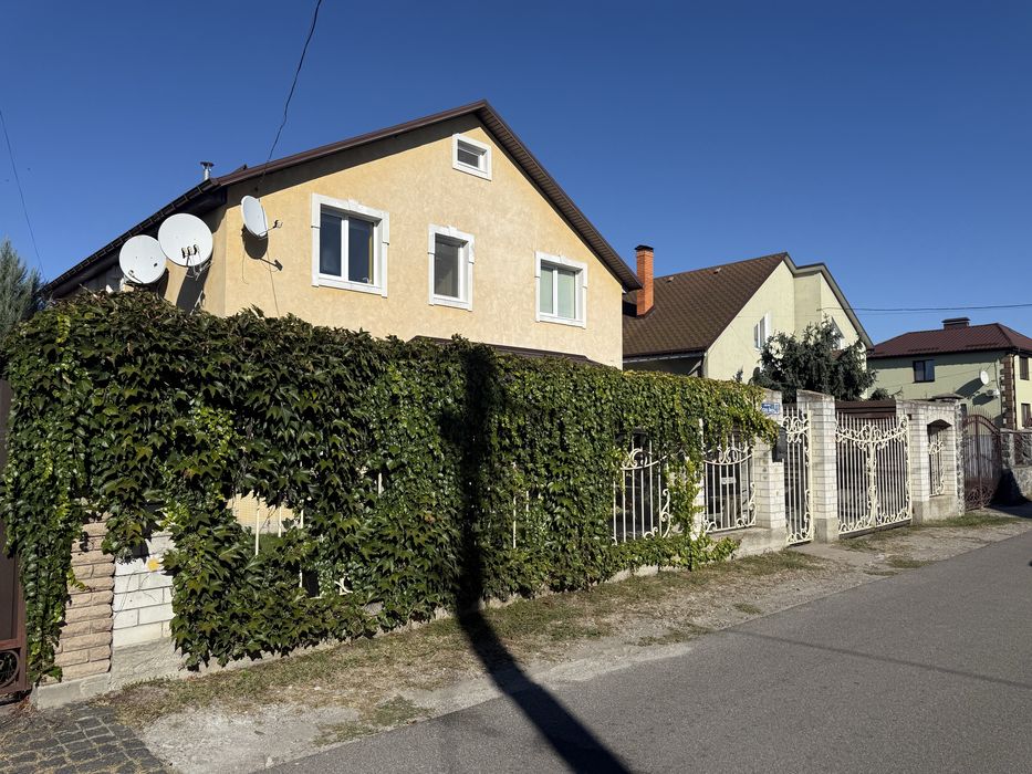 Продам дом права сторона ( р-н Вет.лікарні)