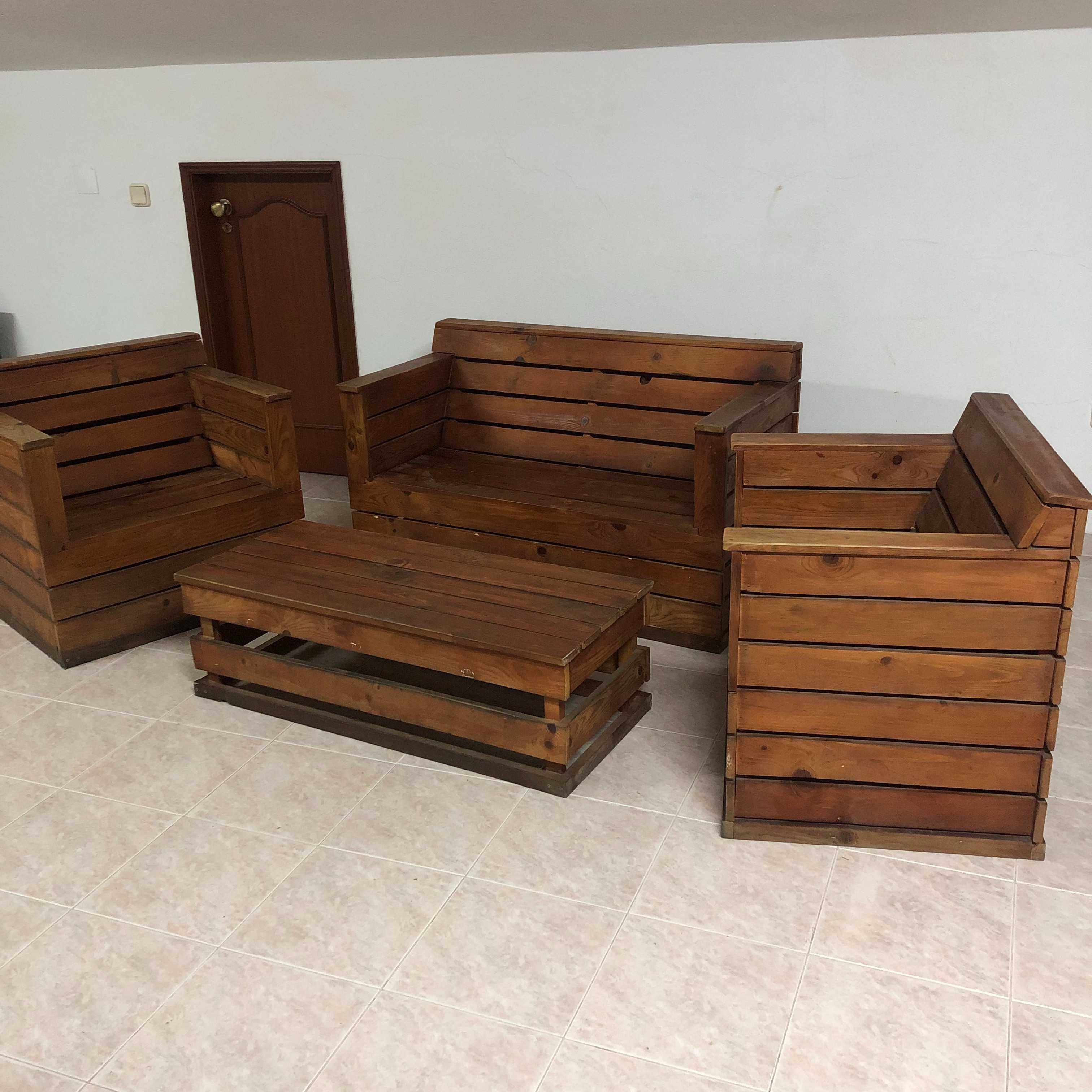 Conjunto de bancos de madeira para jardim